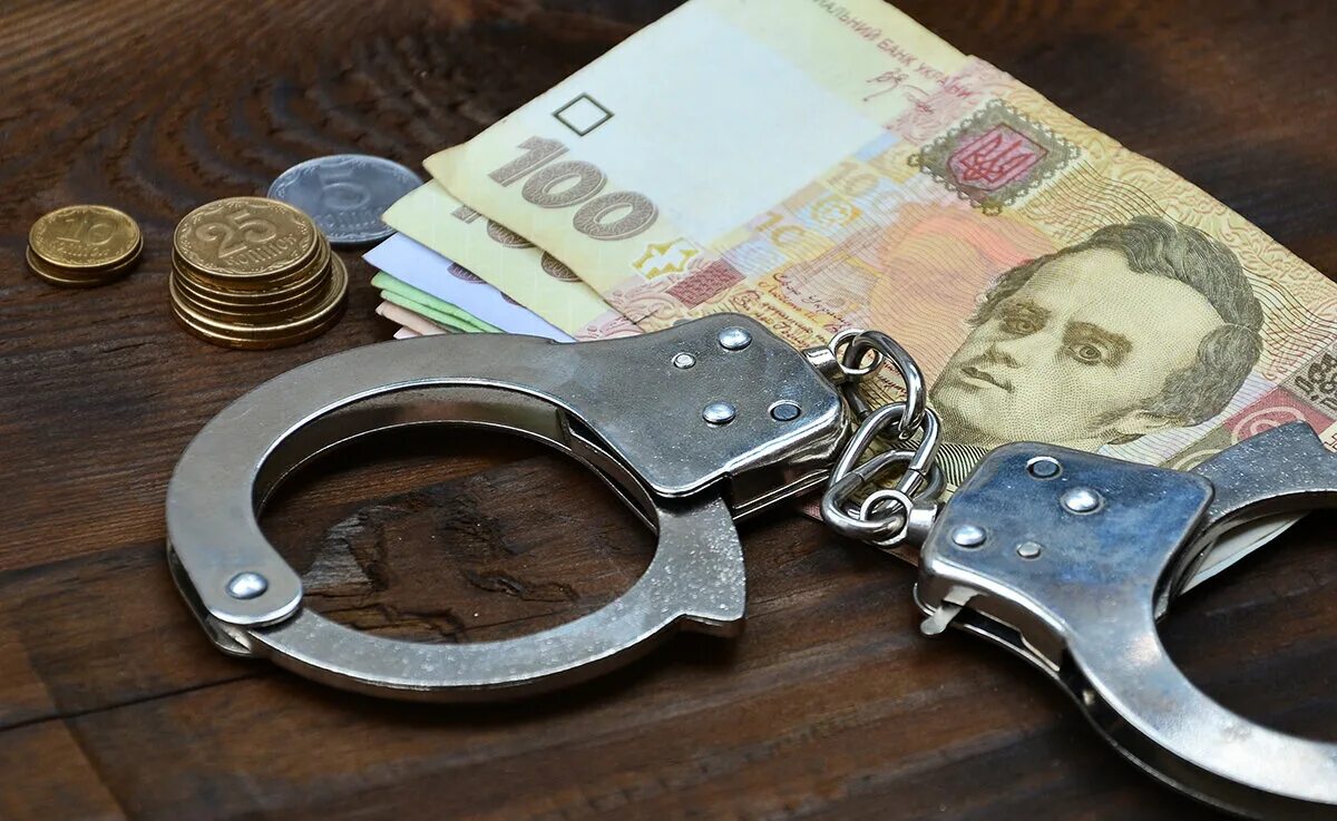 Деньги и наручники фото. Деньги за решеткой. Наручники ukrainskoy. Кража денег Украина картинка. Мошенничество в сша