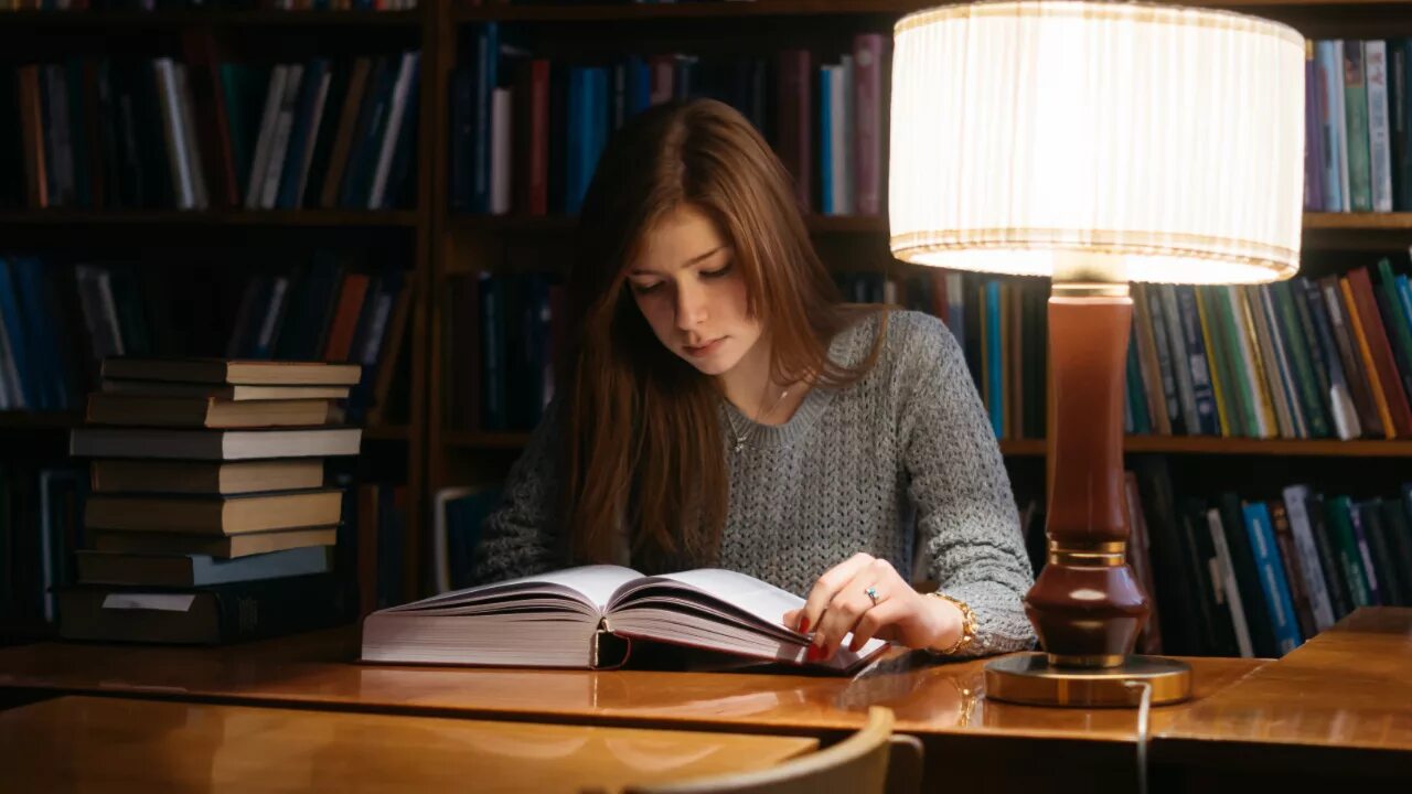 Девушка с книгой. Девушка с книгой. Где найти читающую девушку. Библиотекарша. Фотосессия с книгами.