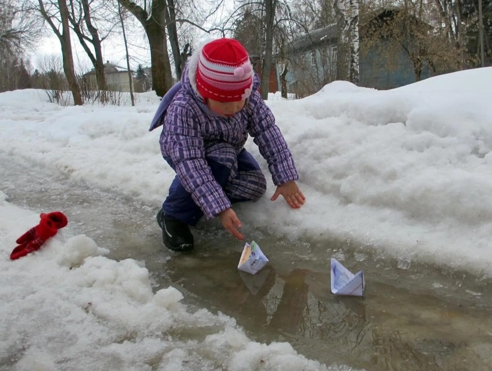 Бежит ручьем вода нету снега нету льда. Ручейки весной. Пускают кораблики в ручьях.