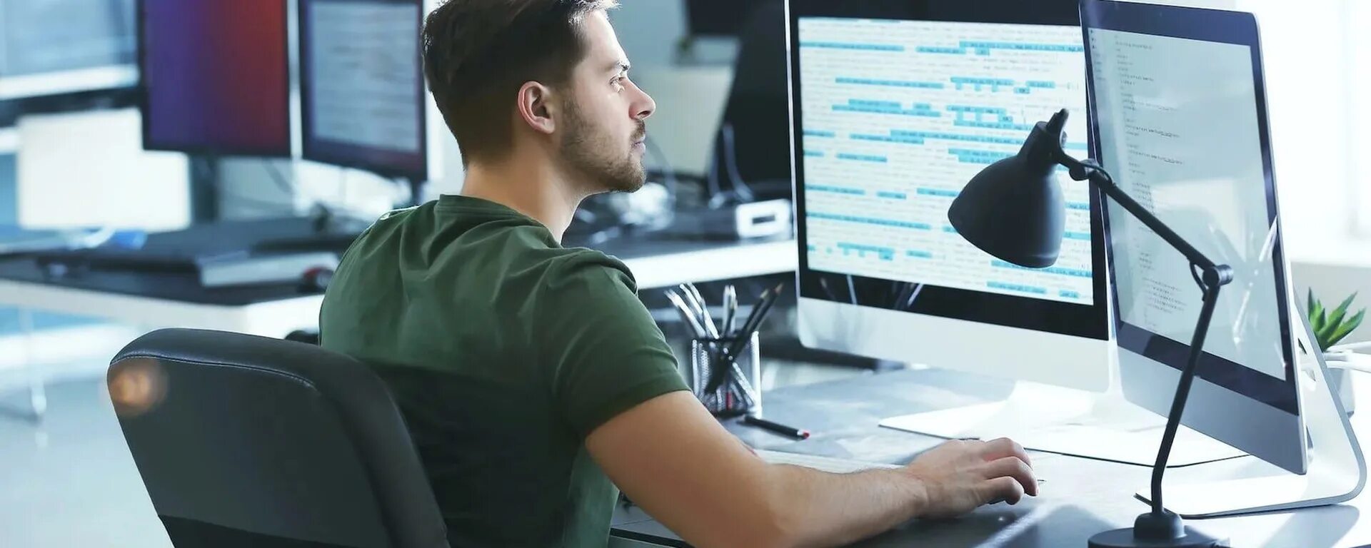 Программисты работают работе. Программисты работают работе
