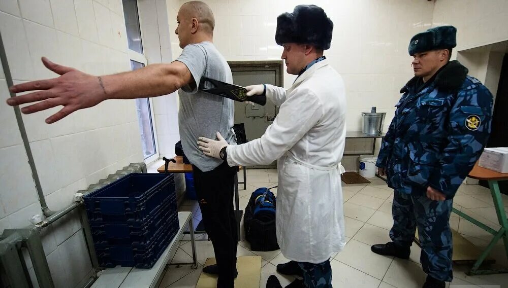 Проверка осужденных в исправительном учреждении. Полный обыск осужденных. вещи осужденных. тайники в исправительных учреждениях.