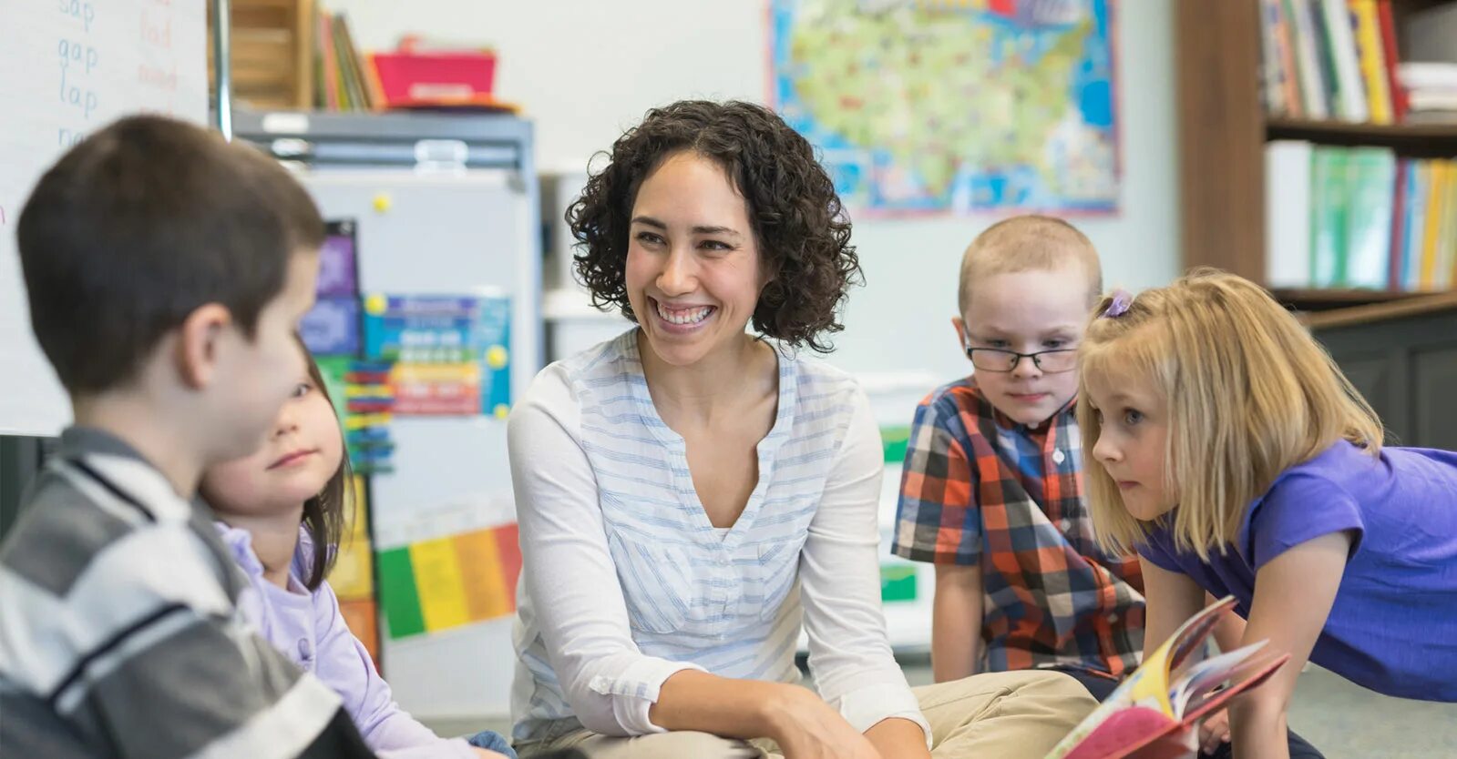 Teachers teach children. Американские ученики. Teachers teach children. Учитель и дети. Школа во франции.