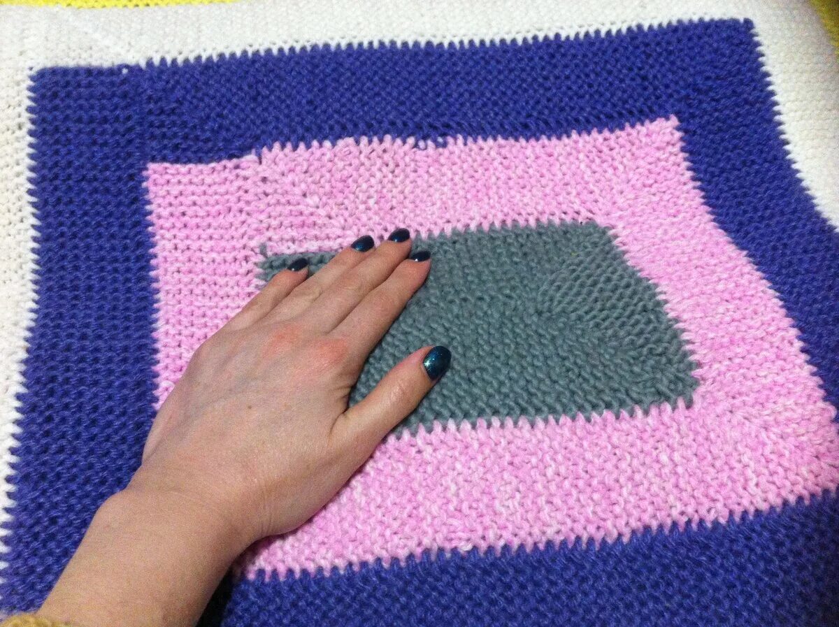 Плед 10 петель спицами. Синий вязаный плед спицами. Сколько надо на плед. Покрывало спицами. Расход пряжи ализе пуфик.