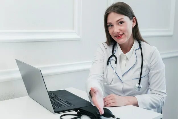 Мебель для больниц. Стол врача в кабинете. Женщина врач в кабинете. Офис врачей терапевтов. Стол врача в кабинете.
