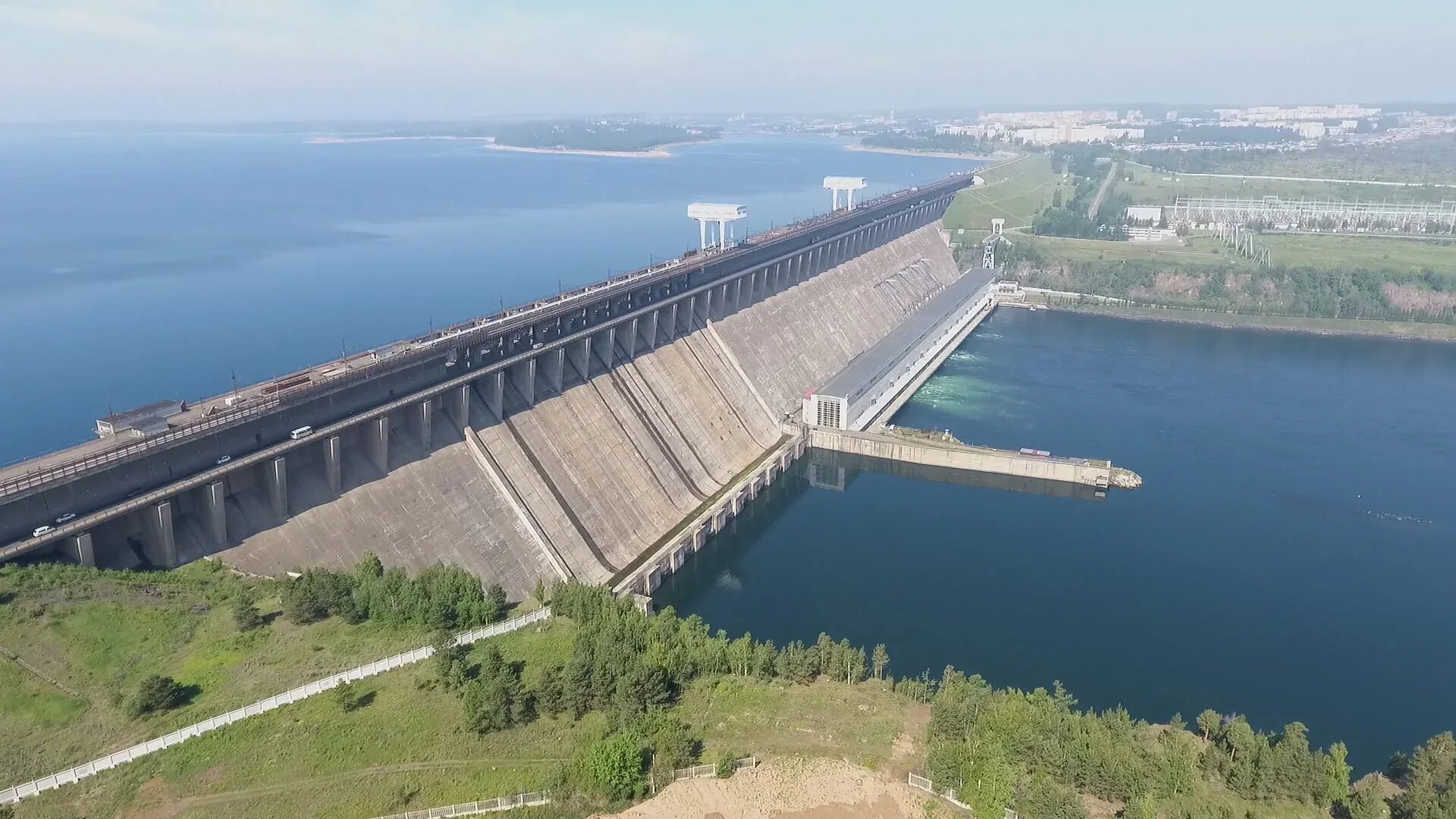 Братская ГЭС В Братске. Братская ГЭС водохранилище. Братское водохранилище плотина. Плотина ГЭС Братск.