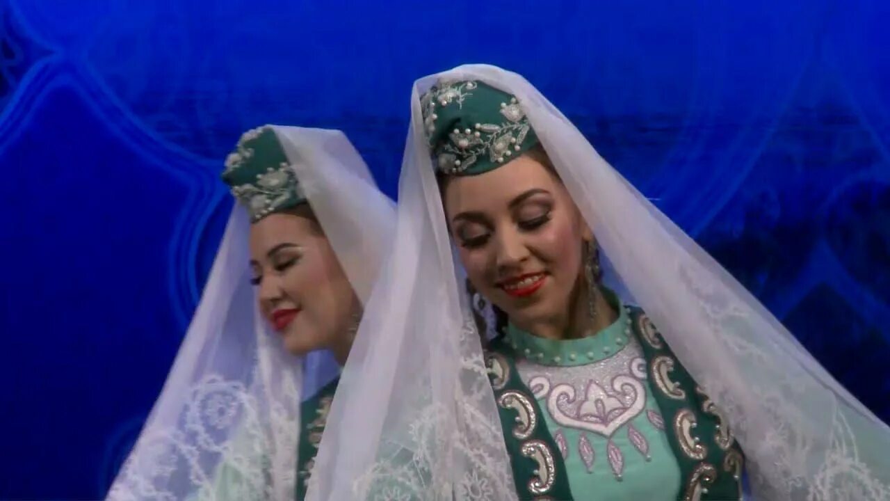 Как называется песня казань танцуй. Государственный ансамбль Республики Татарстан. Танец казанских татар. Танец казанских девушек. Татарская девушка танцует.