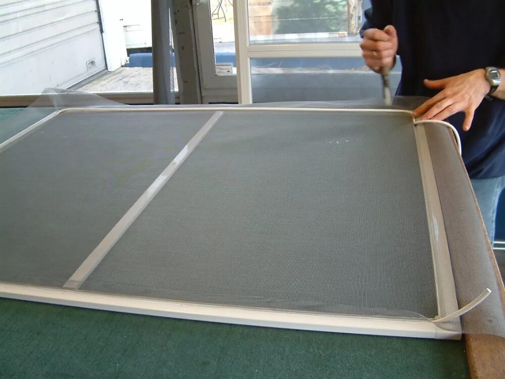 Изготовление сеток на окна. Москитные сетки 700 микрон. Изготовление москитных сеток. Стол для сборки москитных сеток. Стол для производства москитных сеток.