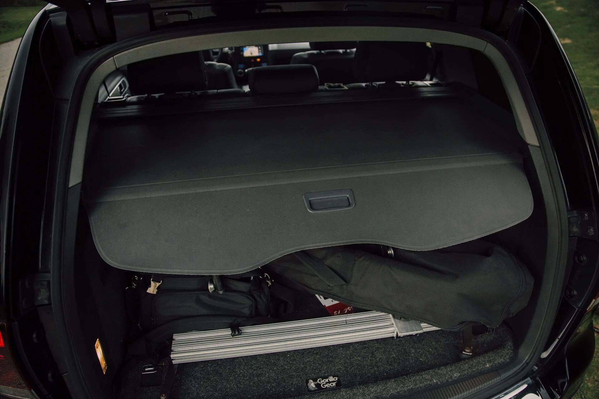 Багажник e46. Крепление задней обшивки крышки багажника форд фокус 2. Багажник форд фокус 2 седан. Вольво хс70 салон багажник. Как снимается багажник.