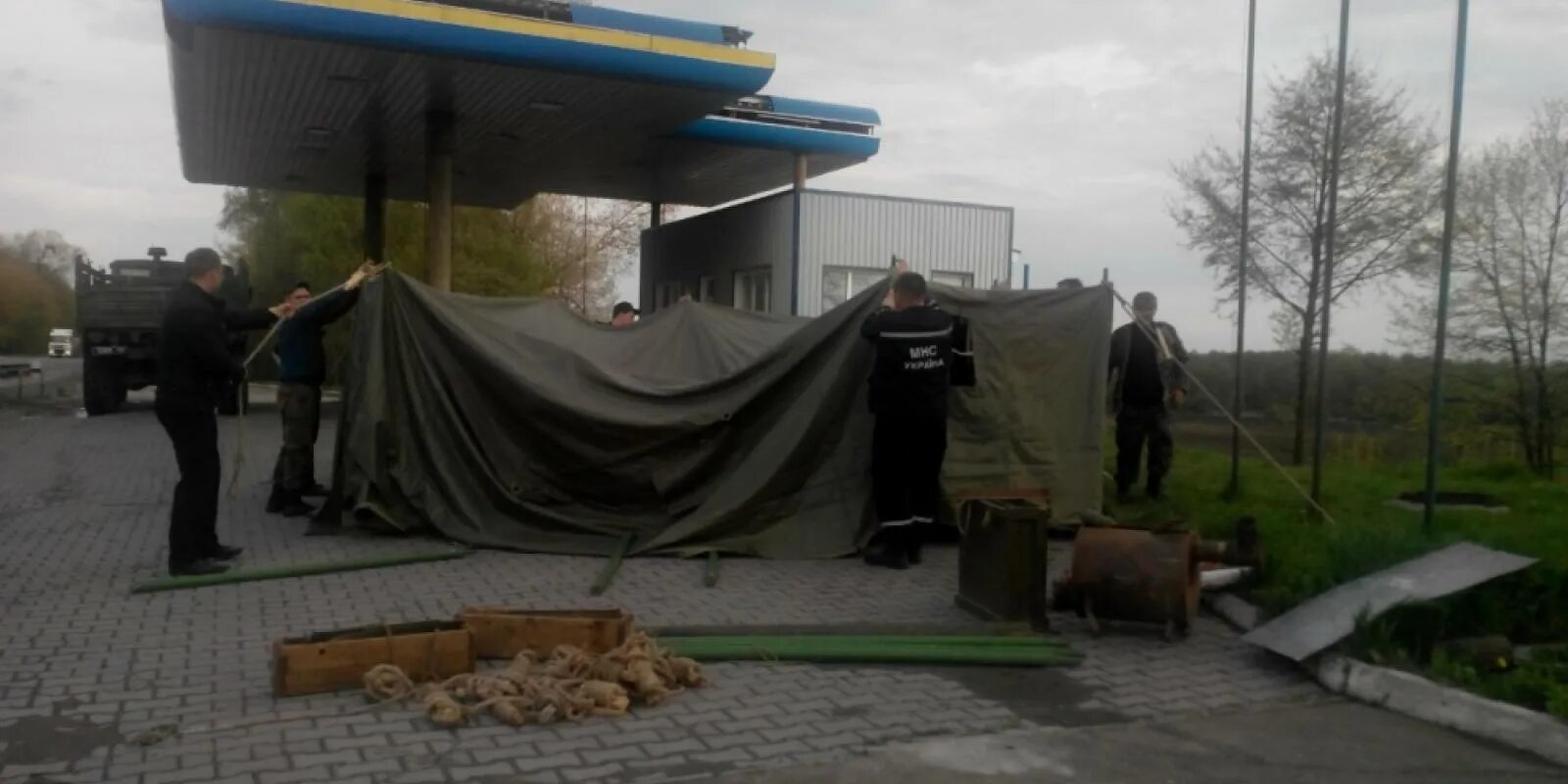 Блокпост оон. Тент блокпост. блокпост военная база. блокпост мешки. блокпост бетонные блоки.