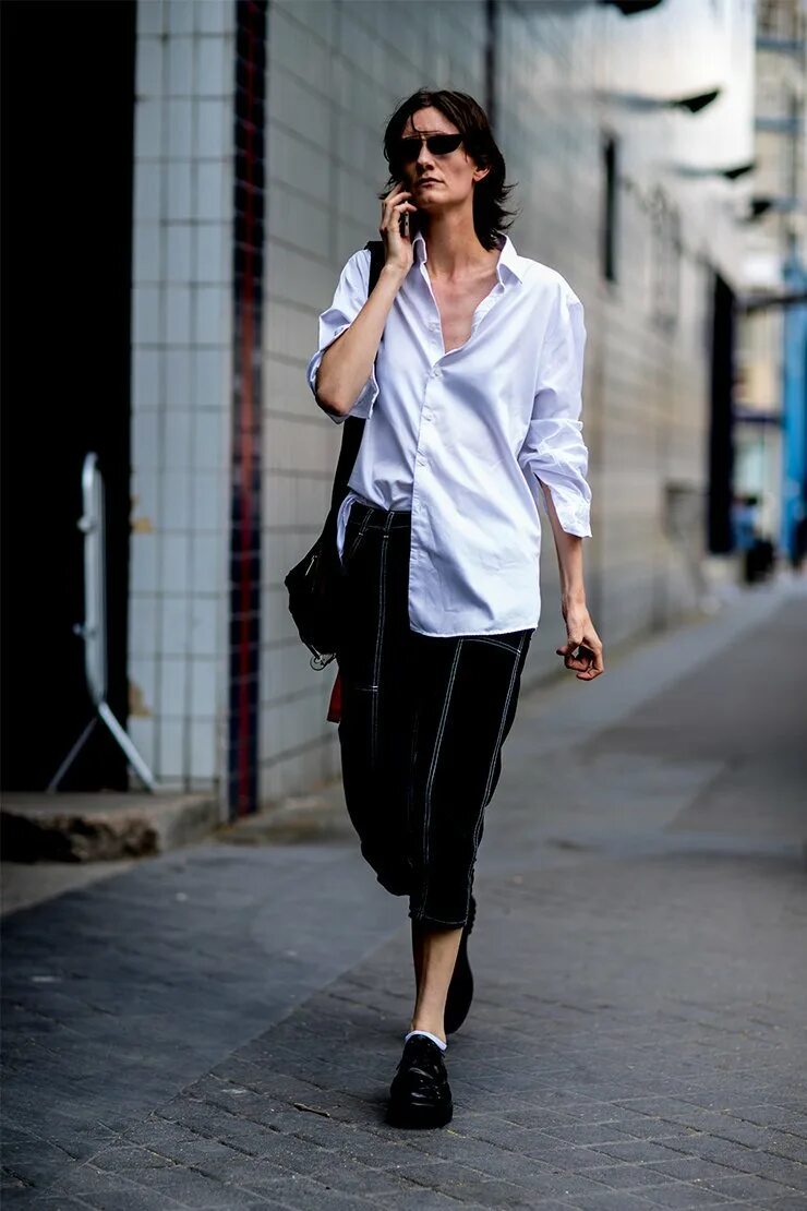 Рубашка оверсайз луки. Стрит стайл белая рубашка оверсайз. рубашка oversized street style. образы с белой рубашкой. рубашки оверсайз стритстайл.