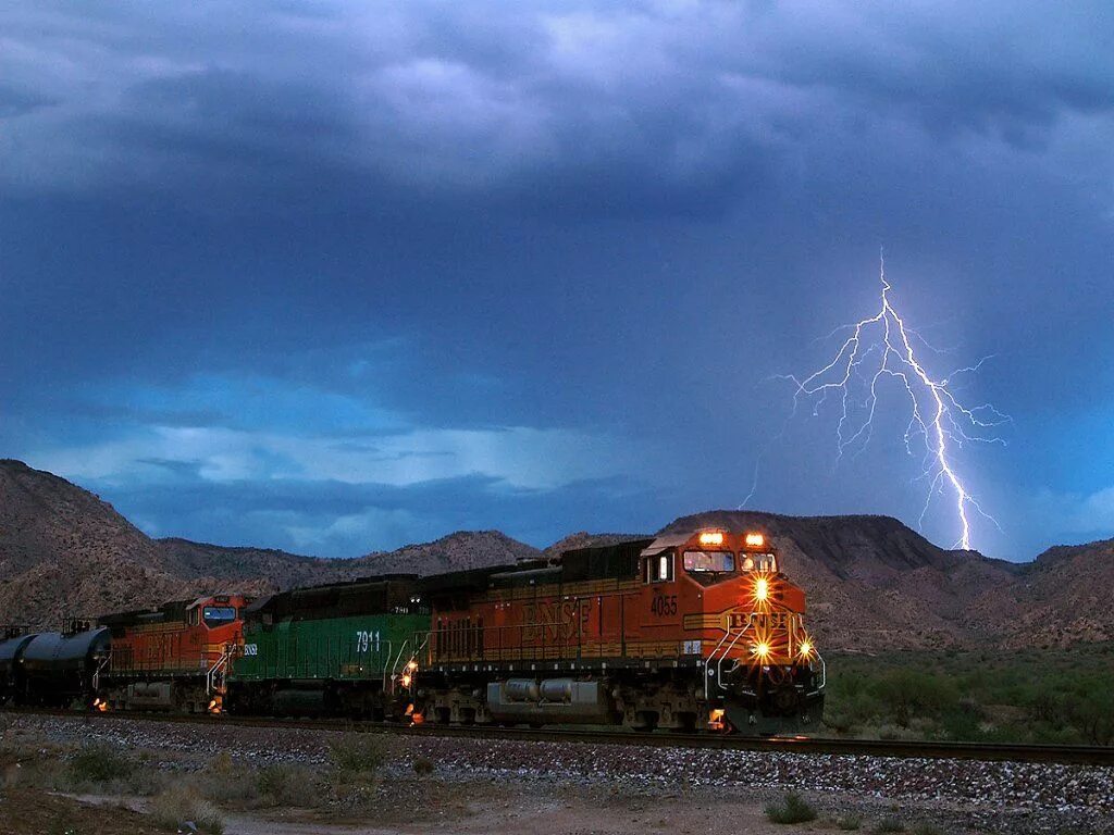 Паровоз мчится. Паровоз молния. Томас и его друзья герцог. Паровоз саркисов часы молния. Часы молния 3602 паровозные.