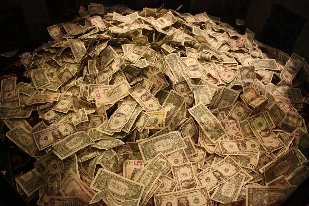 They a lot of money because. Куча денег. Много денег. Куча долларов. Очень много денег.