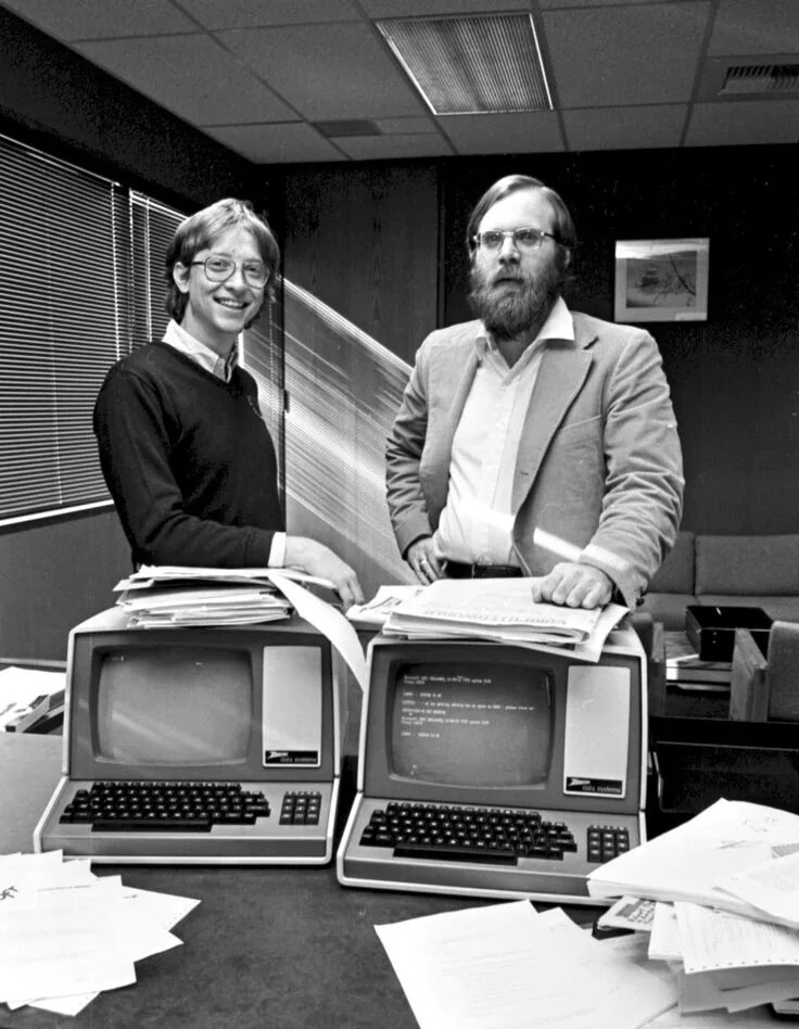 Ibm microsoft. Билл Гейтс и пол Аллен. Билл Гейтс и пол Аллен 1975. Билл Гейтс и пол Аллен в молодости. Пол Аллен в молодости.