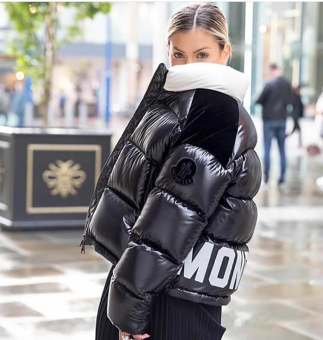 Пуховик монклер светящийся. Moncler outfit. girl moncler. светящиеся куртка монклер. moncler instagram.