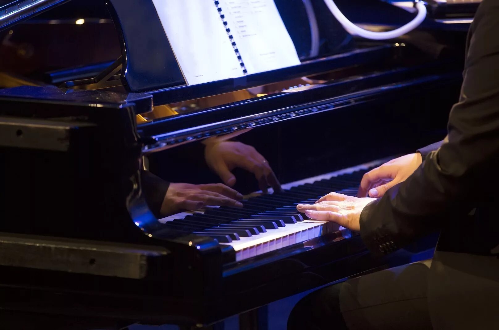Don t shoot piano player. Фортепиано и человек. Пианино и человек. Человеческое пианино. Однорукий пианист.