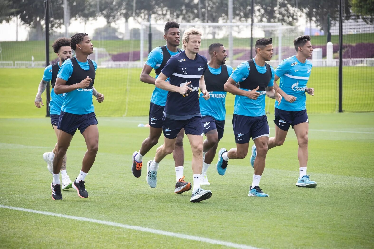 Zenit football team. Зенит тренируется. Fc zenit белая футболка клаудиньо. Зенит на сборах 2022. Зенит сборы.