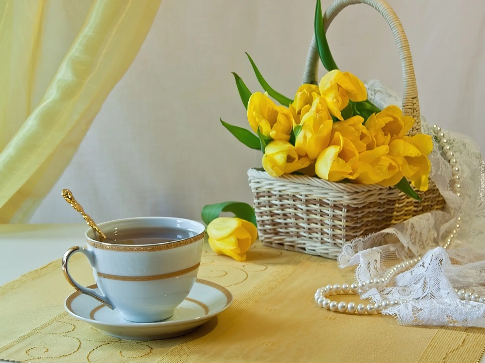 Доброе весеннее утро с тюльпанами. Утро чай цветы. Тюльпаны и чай. Доброе утро чай цветы. Утренний чай и цветы.