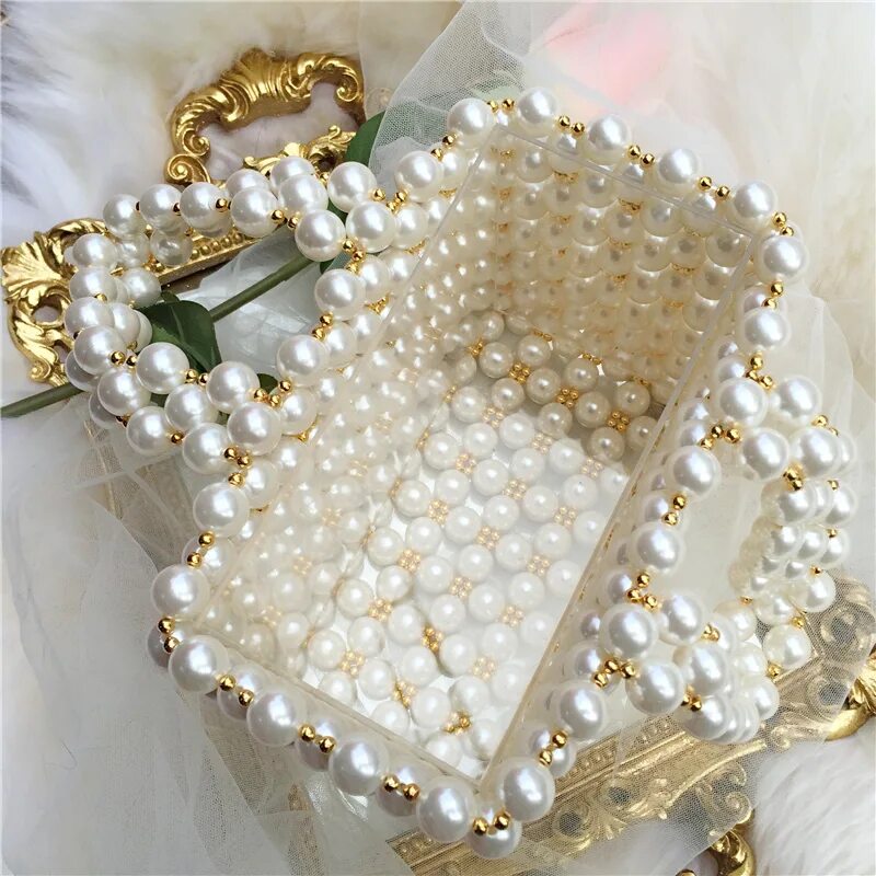 Подклад из бусин. Необычные броши. Сумка из бусин жемчуга. Украшения из бусинок. Серьги из бусин.