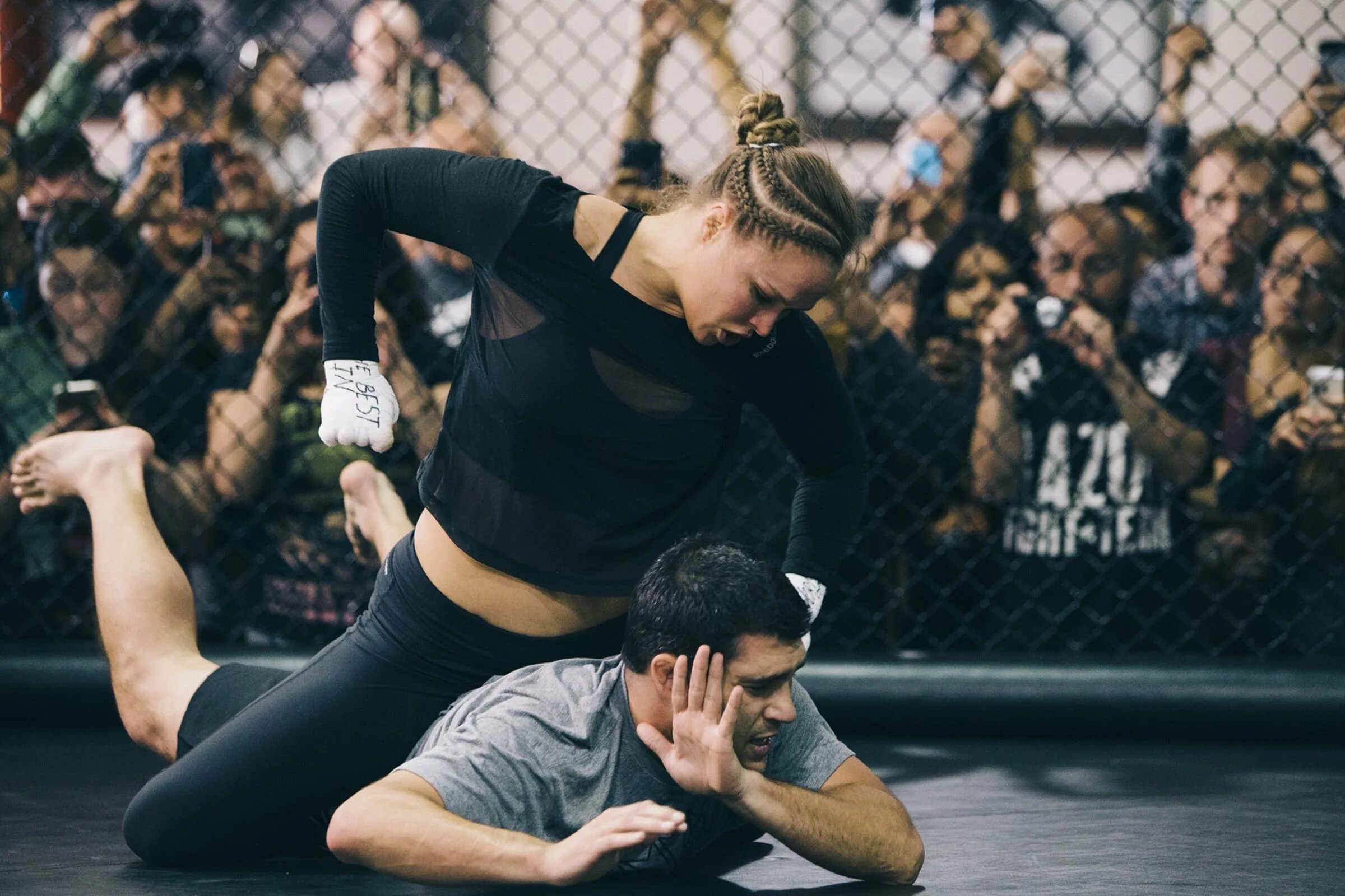 Ronda Rousey MMA. Ронда Роузи 911 служба спасения. Fighting lots