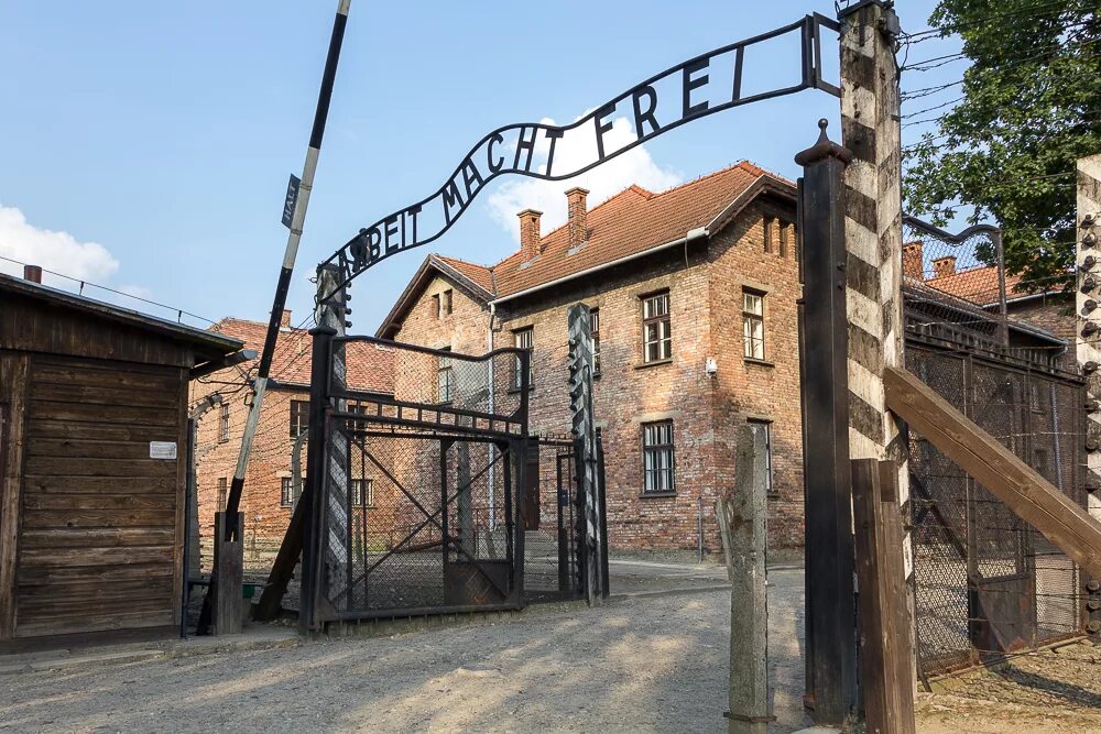 Ворота лагеря Аушвиц. Ворота лагеря Освенцим. Главные ворота лагеря Биркенау (Аушвиц 2). Arbeit macht frei Аушвиц.