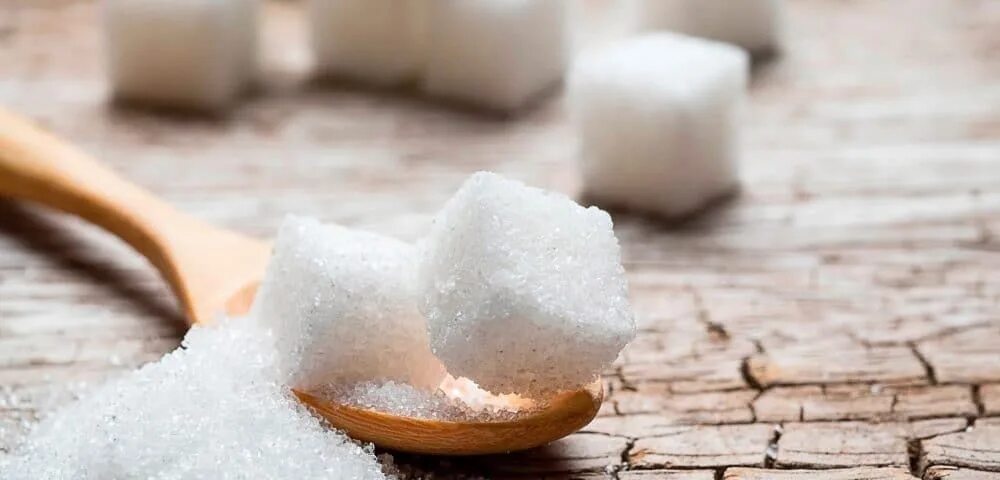 Рафинированный сахар. Сахарный песок. Сахар на полу. Сахар на пол. Рассыпанный сахар на полу.