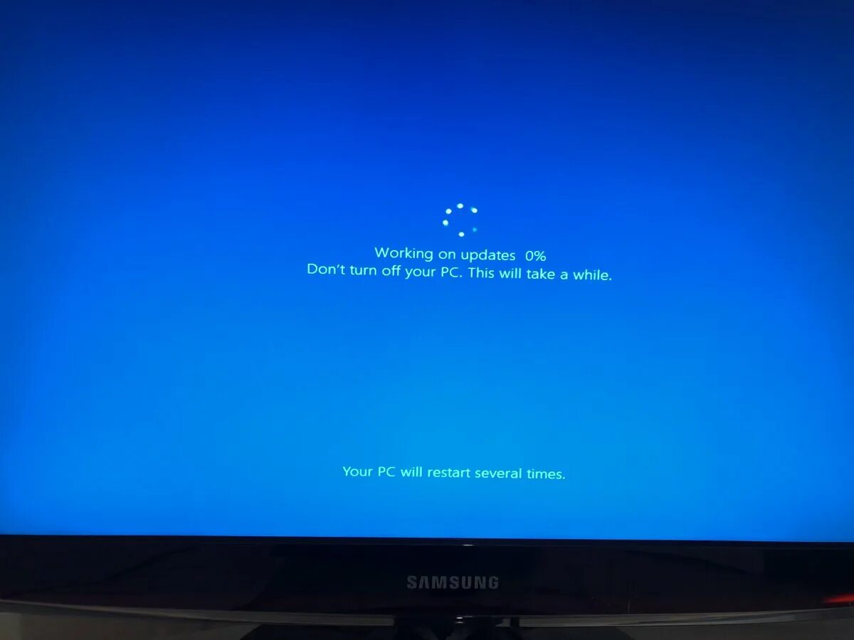 Обновление виндовс. Не выключайте компьютер. Обновление виндовс 10. Экран обновления виндовс 10. Завис экран перезагрузки
