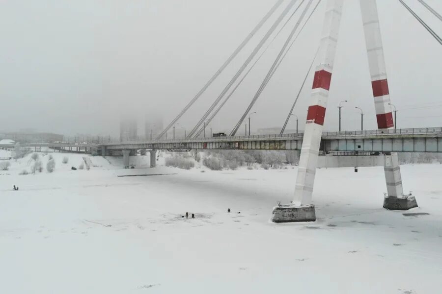 Ледовые катки россии. Ледяная промышленность. Рыбаки на льду череповец. Лед 3 череповец. Шексна зимой.