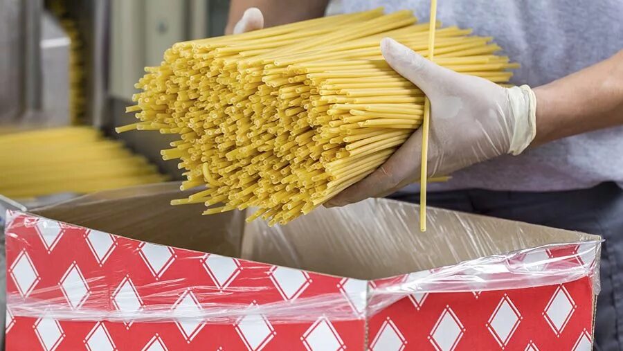 Макароны производители. Фабрика макароны. Макароны. Упаковщик макаронных изделий. Фабрика макароны.