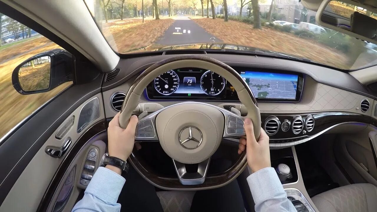 Салон mercedes benz e class w213. Мерседес с автопилотом. Mercedes maybach s600. Mercedes pay. Человек в авто.