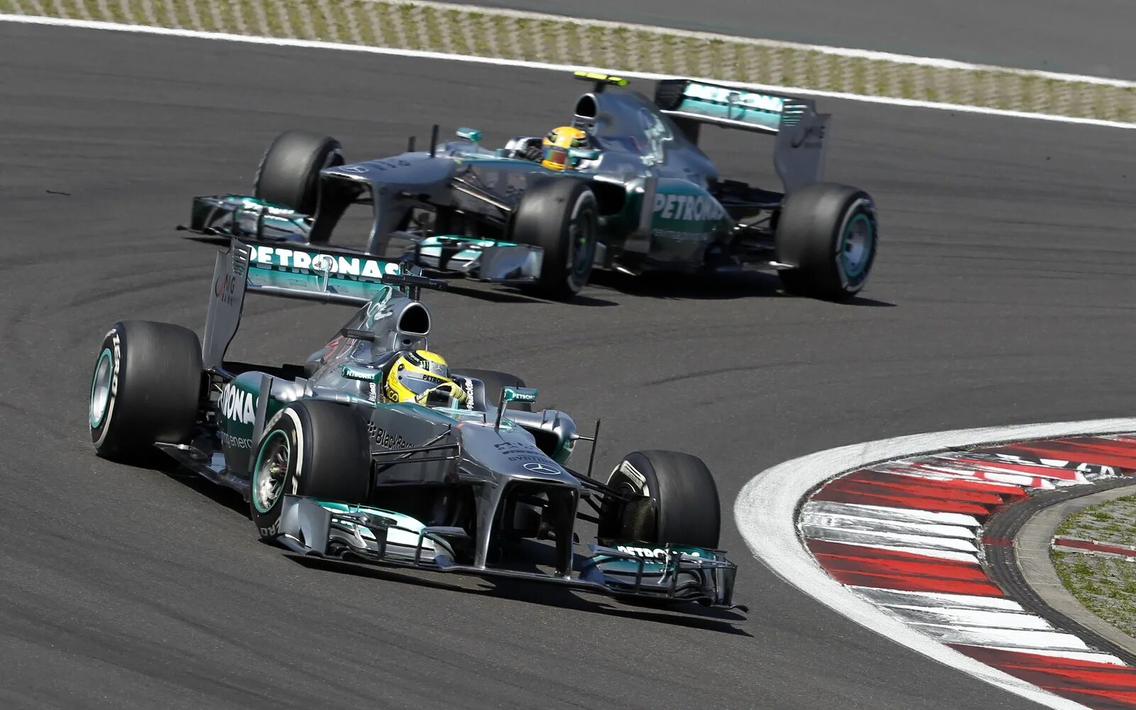 Теме 1 2013. Mercedes f1 2013. hamilton f1 2013. mercedes f1 w4. f1 2013 mercedes lewis hamilton.
