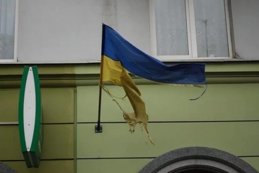 Разорванный флаг на флагштоке украины. Флаг украины. Порванный флаг украины в киеве. Белка рвет украинский флаг. Флаг украины.