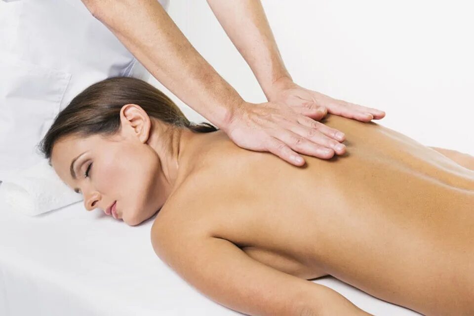 Сделать растирание. Аюрведический массаж пинда сведана. Массаж спины расслабляющий схемы. Массаж при пупочной грыже у новорожденного. Массаж спины.