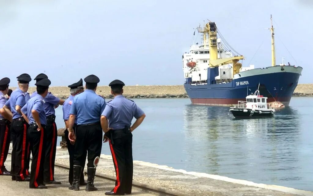 Арестованное судно. Арест судна. Арест морских судов. Задержание судна.