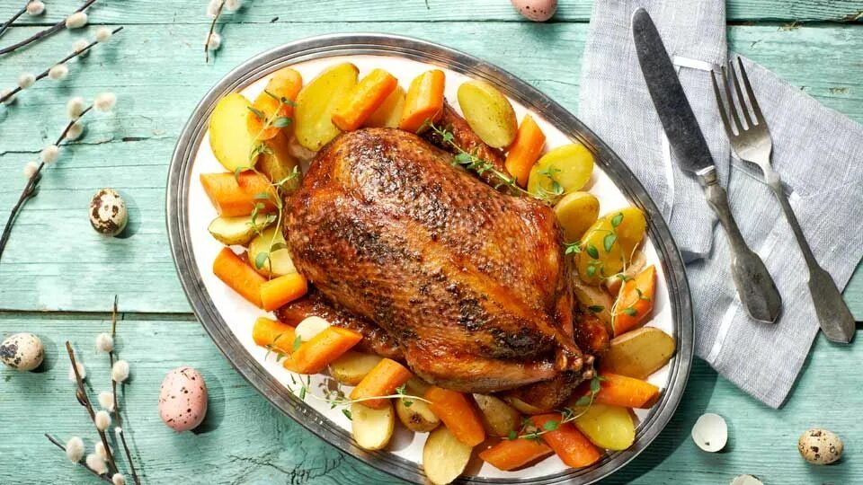 гарнир к утке с яблоками. утиная грудка томленая с овощами в мультиварке. утка запеченная с гарниром. утка фаршированная апельсинами в духовке. гарнир к гусю.