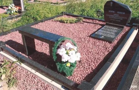 Щебень на кладбище