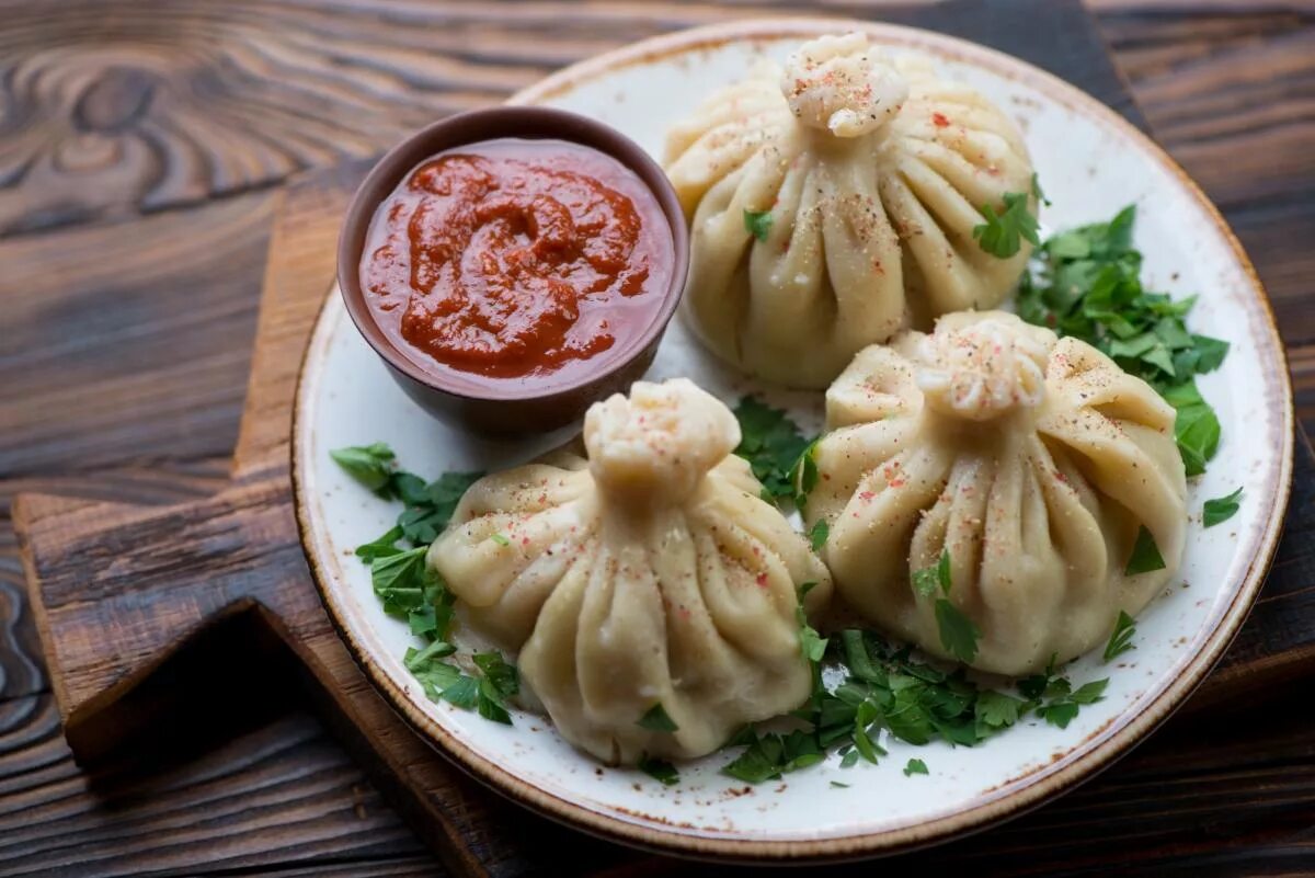 Мастер хинкали. Грузинские пельмени хинкали. грузинская кухня грузинский хинкали. хинкали по-грузински. грузия манты хинкали.