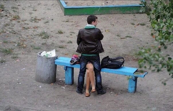 Зайдя за мусорный бак, девушка трахается с парнем на улице