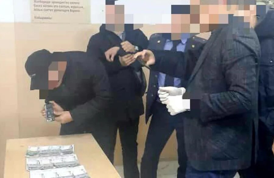 Взятки сотрудников полиции. Задержанные в отделении полиции. Милиция Кыргызстан задержание. Отделение милиции Киргизская. Милиция Кыргызстана взятка.