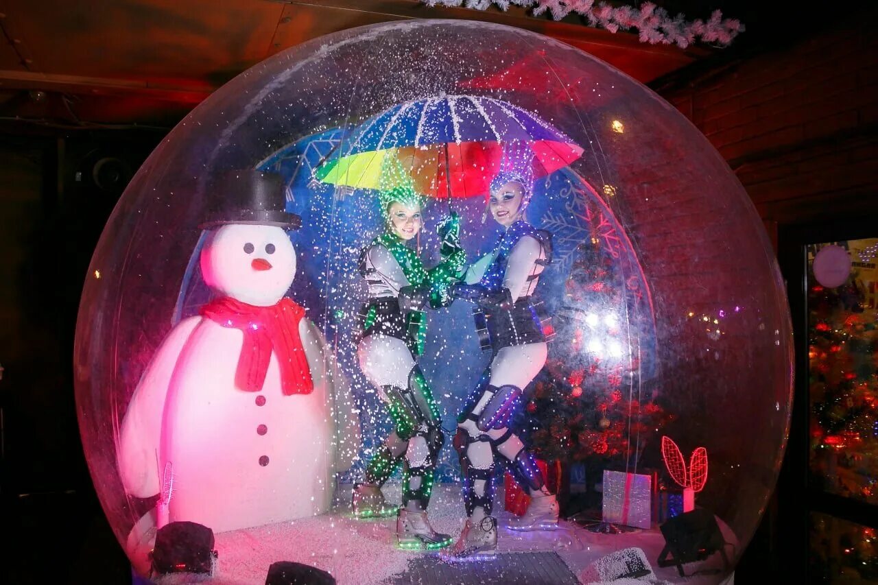 Шоу в шаре. Фотозона снежный шар. Аттракцион новогодний шар. Снежный шар Новогодняя фотозона. Новогодняя сфера.