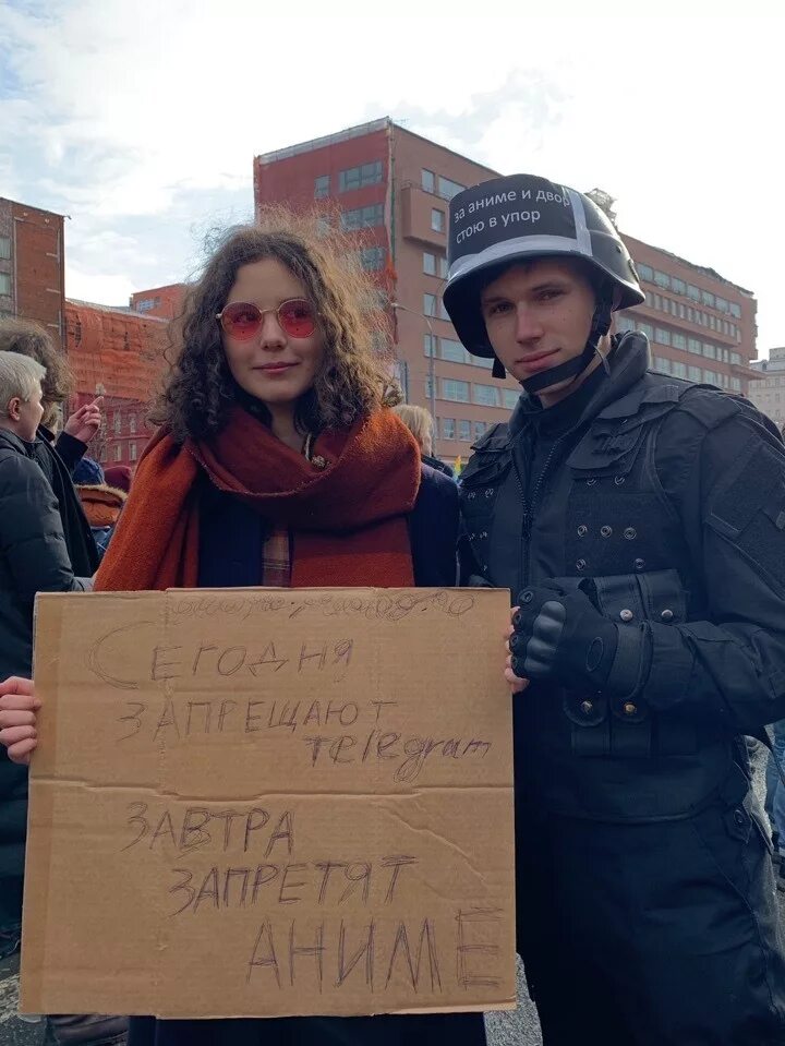 Против изоляции. Мемы про митинги. Протест Мем. Митинг против брендов. Подарок на митинге.