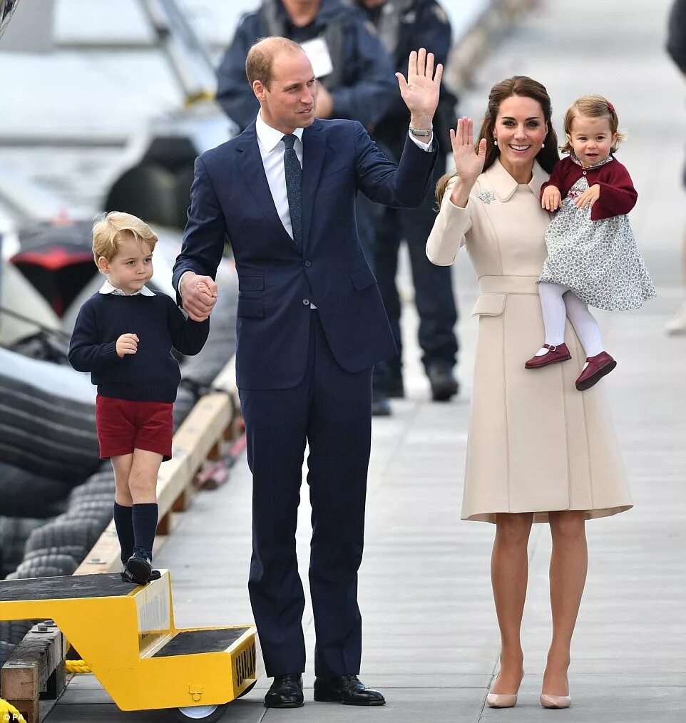 Принцесса кэтрин последние новости на сегодня. Принц Уильям и Кейт Миддлтон. Принцесса Кейт и принц Уильям. Кейт Королевская семья. Кэтрин герцогиня Кембриджская с детьми.