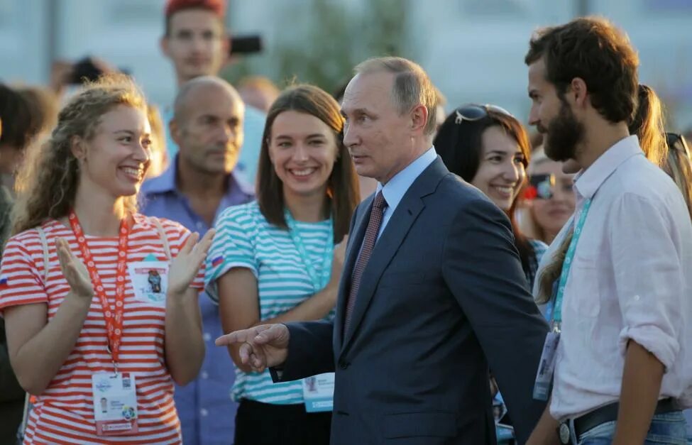 Молодежь России с Путиным.