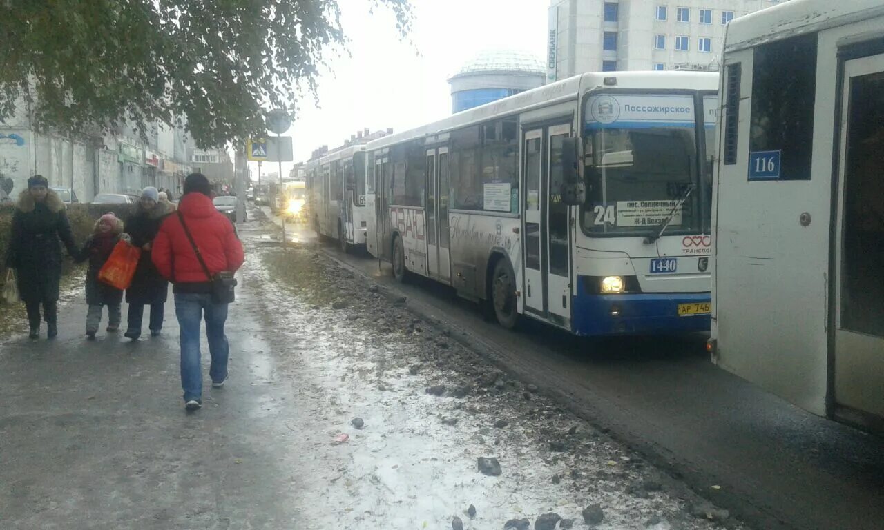 Пожар на 24 северной в омске. Омск фото. Березники город уходит под землю. Арена омск разрушена. Перекресток фото.