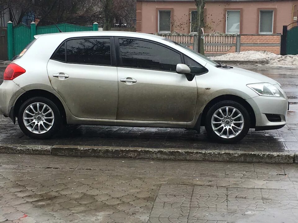 Тойота аурис r17. Колеса на тойоту аурис. Диски тойота аурис 2008. Тойота аурис диски r17. Тойота аурис 2008 литые диски.