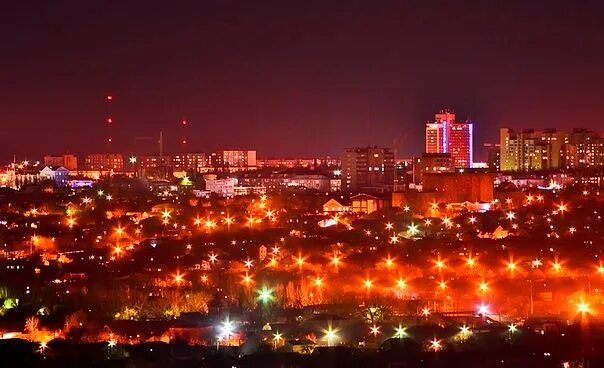 Луганск виды города. Ночной луганск фото. Луганск вечером. Лаврушинский дом с видом на кремль. Луганск советская улица 2022.
