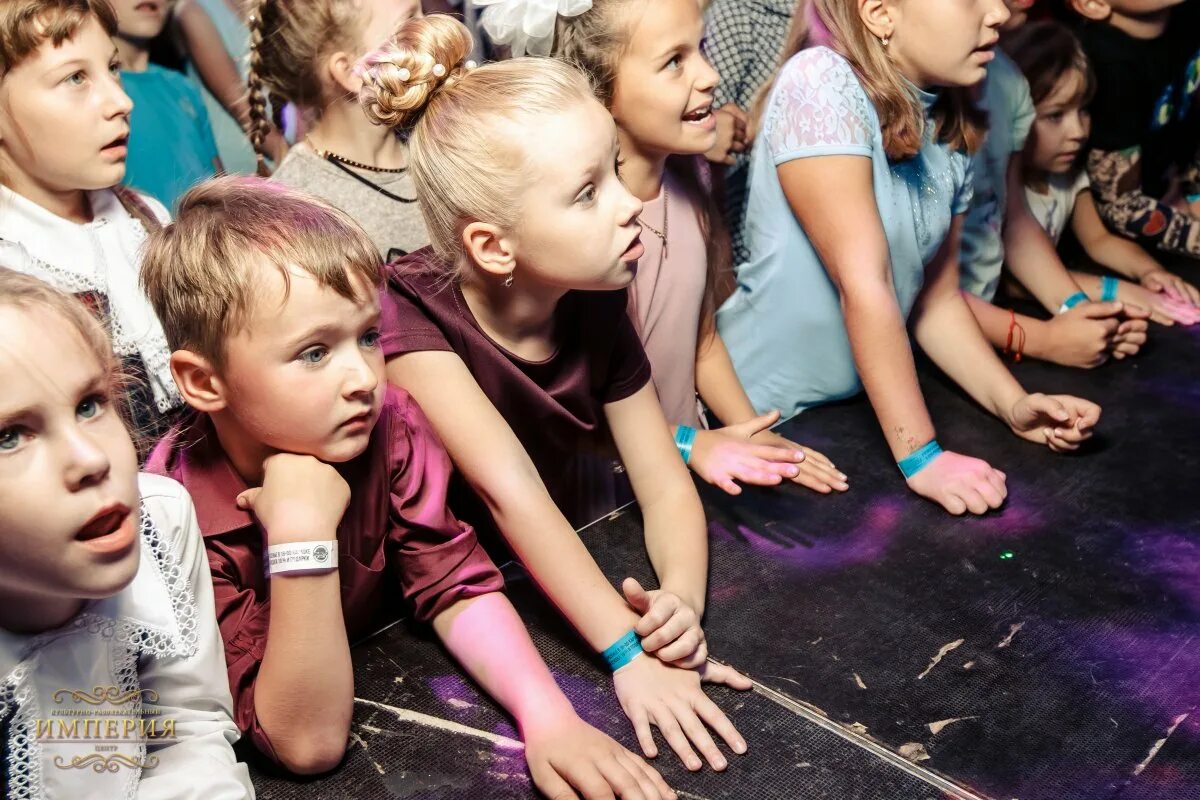 включи школьная дискотека. дискотека в школе. школьная дискотека в кафе. школьная дискотека. школьники на дискотеке.