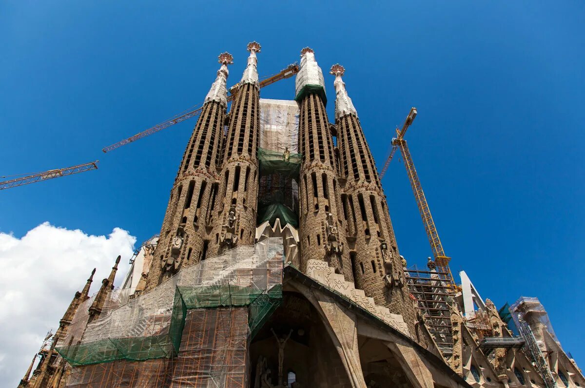 Саграда де фамилия на реконструкции. Испания собор с зеленым куполом. Гауди собор святого семейства план. Града фамилия барселона высота. Саграда де фамилия барселона.