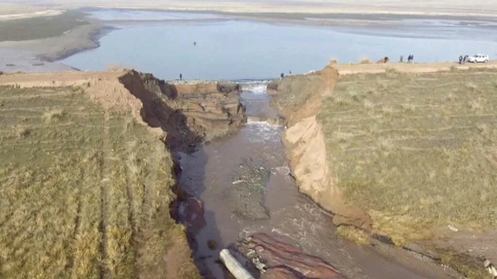 Прорыв дамбы Сардоба Узбекистан. Прорыв дамбы Сардобинского водохранилища. Сардоба водохранилище Узбекистан. Сырдарья Сардоба.