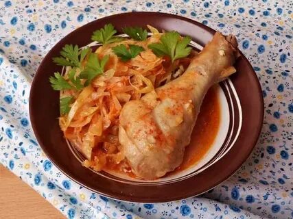 Капуста с куриными голенями в духовке