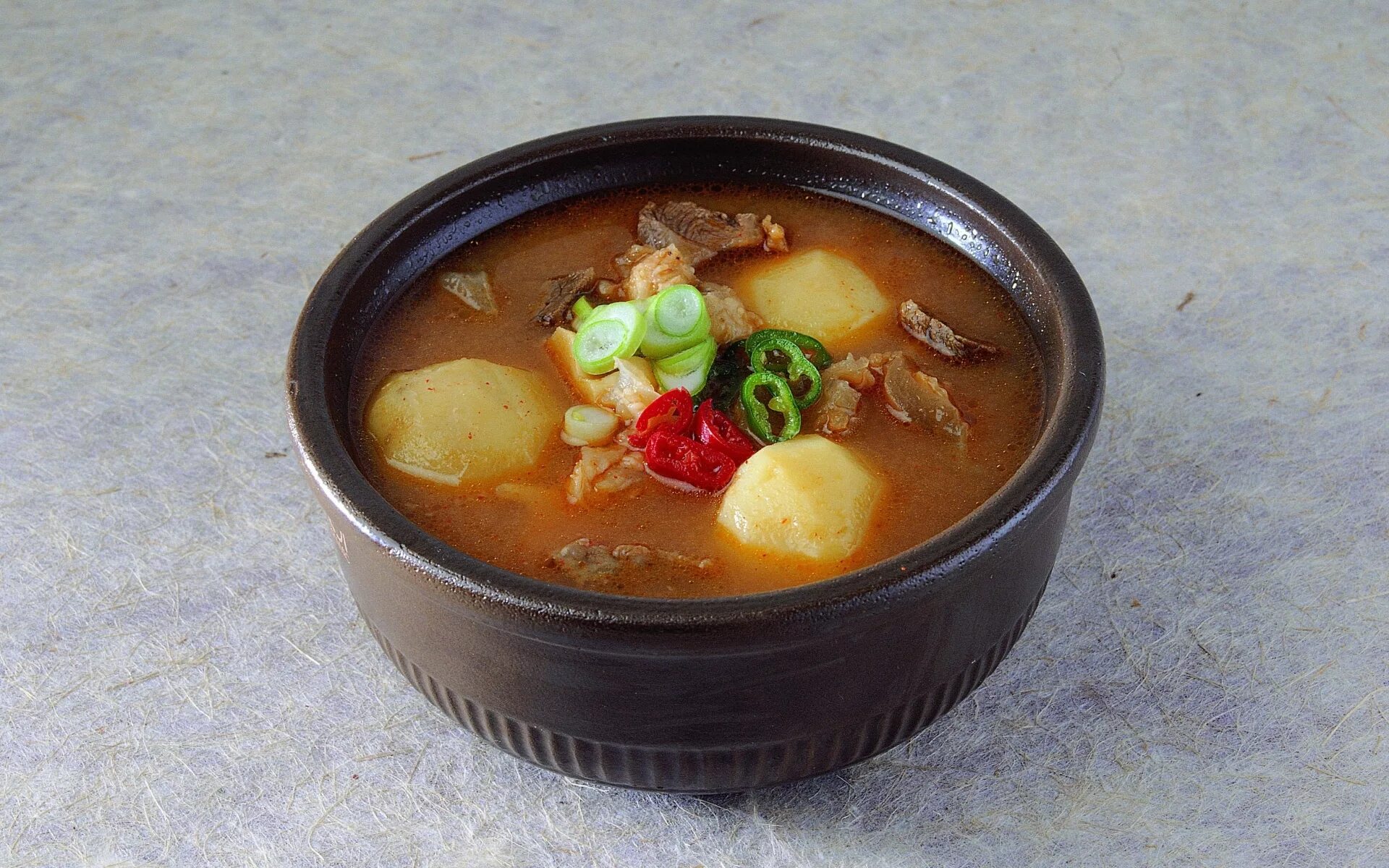 Суп с картошкой. Мясной суп. Картофельный суп с мясом. Суп с лосятиной. Суп мясо картошка морковь